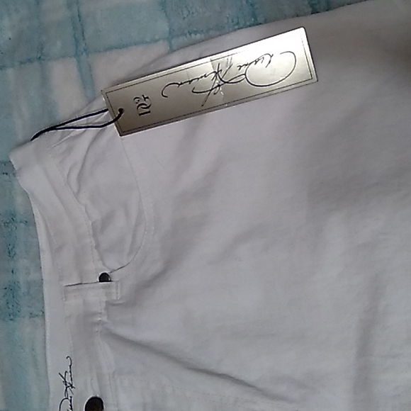 🌷🪻🌺 White DG2 Jeans with distress in knee area.   NWT. 18W - Picture 12 of 17